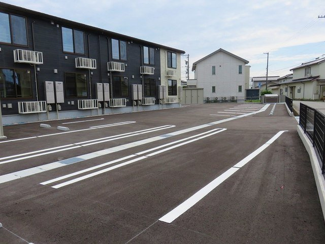 ヒカルサ高岡角イーストの駐車場|駐車スペースもあります
