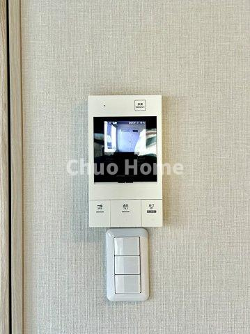 グリーンパーク第6綾瀬のセキュリティ|【モニターホン】誰が来たかすぐにわかるカラーモニター付きインターホン。通話ボタンを押すまでは室内の音は漏れていませんので相手を確かめてから応対できます。