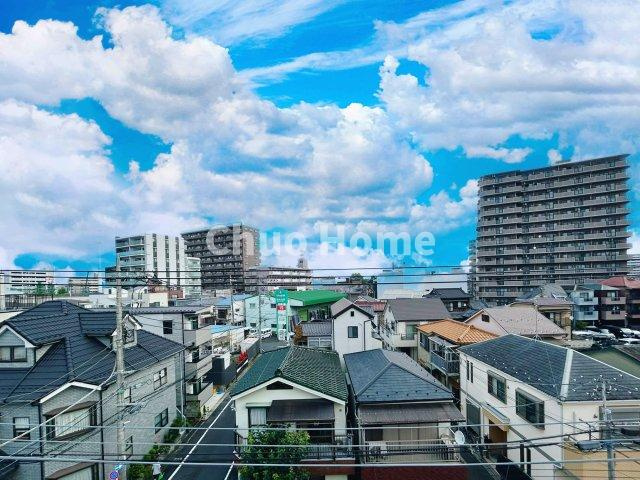 グリーンパーク第6綾瀬の展望|手を伸ばせば、ふれることが出来そうな環境が、そのままインテリアになったような印象です。その豊かな眺望にふさわしい空間には、通風・採光にも優れ、心地よい光と風があふれています