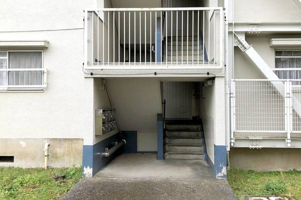 ビレッジハウス戸川2号棟のエントランス|ゆとりのあるエントランスです