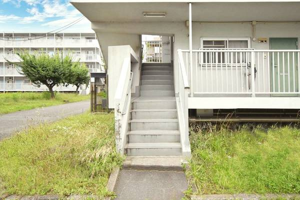ビレッジハウス郷地2号棟のエントランス|ゆとりのあるエントランスです