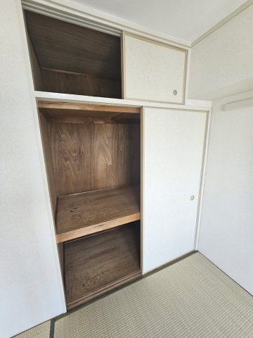 コーポレート美原の収納|別部屋のお写真です
