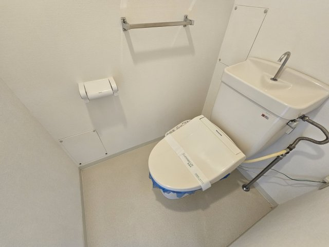 コーポレート美原のトイレ|別部屋のお写真です