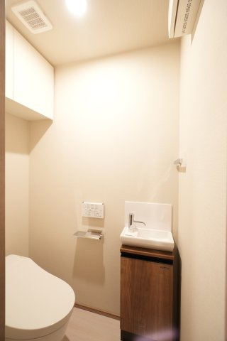 ザ・レジデンス・オブ・トーキョー　N１５のトイレ|落ち着いた色調のトイレです
