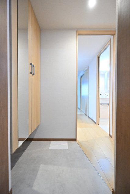ＣＥＮＴＲＡＬ　ＧＡＲＤＥＮ　ＲＥＳＩＤＥＮＣＥ　ＴＯＫＹＯの玄関|明るい玄関です