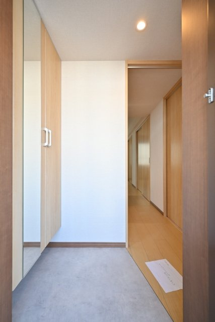 ＣＥＮＴＲＡＬ　ＧＡＲＤＥＮ　ＲＥＳＩＤＥＮＣＥ　ＴＯＫＹＯの玄関|明るい玄関です