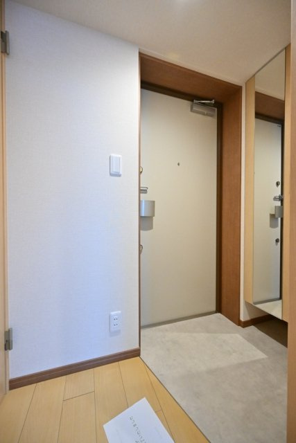 ＣＥＮＴＲＡＬ　ＧＡＲＤＥＮ　ＲＥＳＩＤＥＮＣＥ　ＴＯＫＹＯの玄関|収納もある玄関です