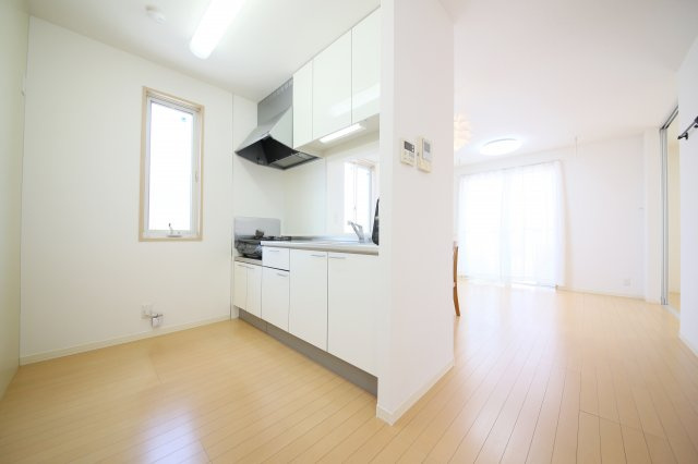 ウエストアベニューBのキッチン|別部屋同間取りのお写真となります。参考にご覧くださいませ。