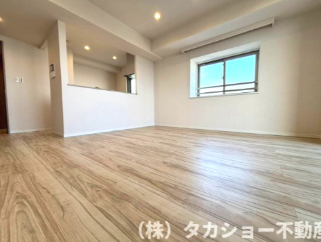 【居間・リビング】 | ライオンズステーションプラザ西千葉 | 家族が集まるリビングは明るく広々しております!!