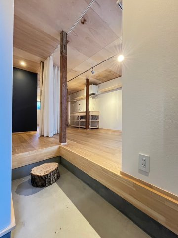 神戸1人親家庭支援住宅の玄関