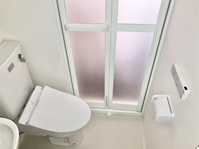 小島町戸建のトイレ|落ち着いた色調のトイレです