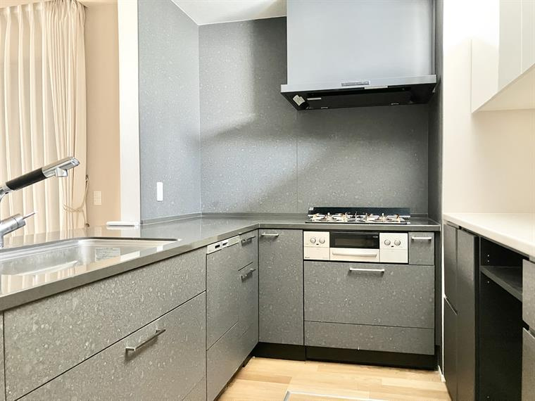 柿の木坂戸建のキッチン|キッチンでお料理をお楽しみください