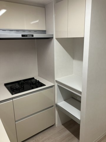 広尾アパートメントのキッチン|コンパクトなキッチンで掃除もラクラク
