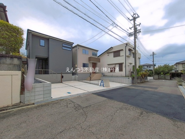 リーブルガーデン高森台五丁目の前面道路含む現地写真