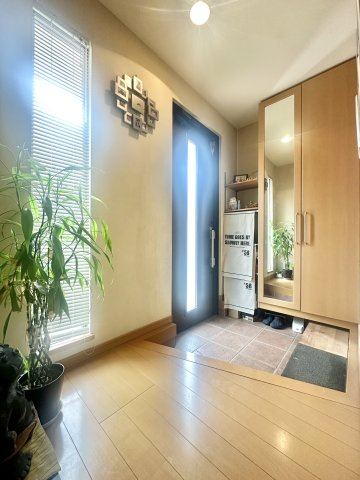 葛飾区奥戸4丁目中古住宅の玄関|【玄関】玄関には大型のシューズクローゼットを設置しておりますのでいつでもスッキリりとした空間を保てます。玄関周りを清潔に使うのはとても大事なことですよね。