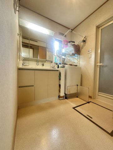 葛飾区奥戸4丁目中古住宅の脱衣所|【洗面所】明るい洗面所は朝をすっきりさせてくれる空間です。バタバタしている忙しい朝でも収納が多い洗面台では短い時間で効率良く支度ができます。