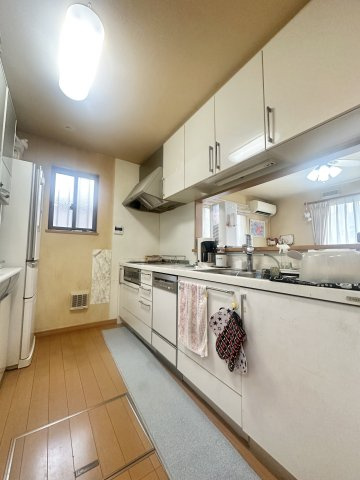 葛飾区奥戸4丁目中古住宅のキッチン|ワイドで収納豊富なシステムキッチン