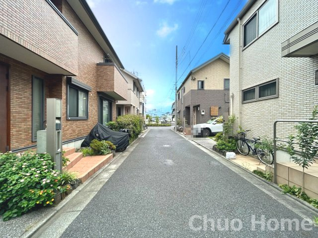 葛飾区奥戸4丁目中古住宅の前面道路含む現地写真