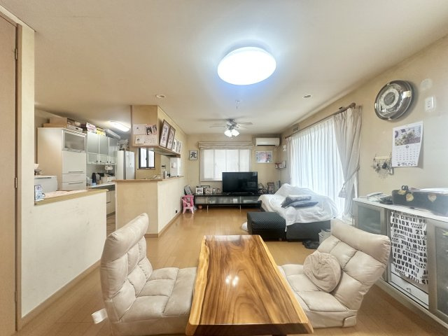 葛飾区奥戸4丁目中古住宅の居間・リビング|【居間・リビング】「ＬＤＫは家族団らんをデザイン」広いＬＤＫでは家族が集まり一緒の時間を過ごせる工夫がされております。何気ない一日の当たり前のひとコマがいつか一生の宝物になります