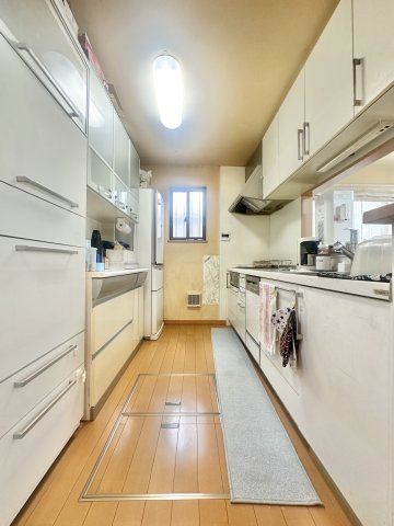 葛飾区奥戸4丁目中古住宅のキッチン|【システムキッチン】ワイドで収納豊富な使い勝手の良いカウンターキッチンには、食洗器・伸縮タイプのキッチン水栓、三ツ口コンロ・魚焼きグリルなどの便利な設備が標準完備されています。