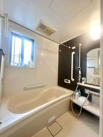 葛飾区奥戸4丁目中古住宅の浴室|【バスルーム】暖房換気乾燥機付きシステムバスルーム。暖房・冷風・換気・乾燥など、毎日を快適に過ごせるうれしい機能が揃っています。雨の日の洗濯物も安心です。