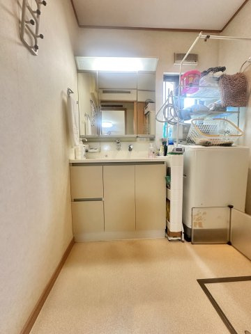葛飾区奥戸4丁目中古住宅の独立洗面台|【洗面化粧台】洗面化粧台には三面鏡を採用。身だしなみを整えやすい事はもちろんですが、鏡の後ろに収納スペースを設ける事により、散らかりやすい洗面スペースをすっきりさせる事が出来るのも嬉しいですね