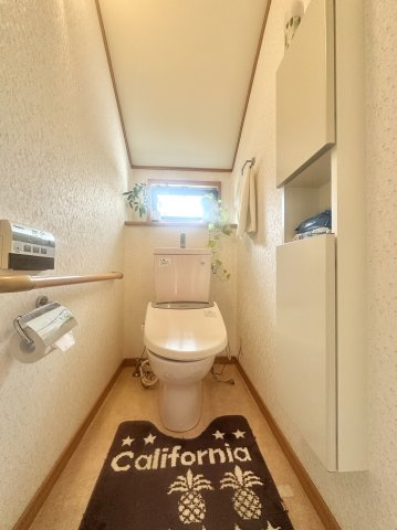 葛飾区奥戸4丁目中古住宅のトイレ|【トイレ】 収納スペースをしっかりと確保した温水洗浄便座機能付きトイレ。温水洗浄便座は清潔にお使いいただくための大切なアイテムです。