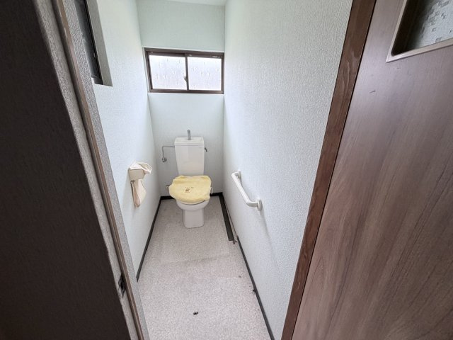 西脇市黒田庄町田高の中古一戸建のトイレ