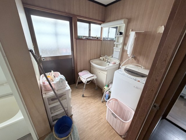 西脇市黒田庄町田高の中古一戸建の洗面所|脱衣、洗濯機置場、勝手口