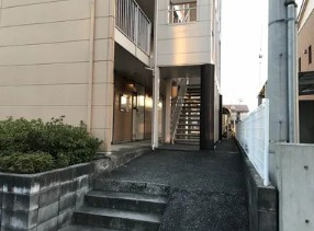 レオパレスドミール大和のエントランス