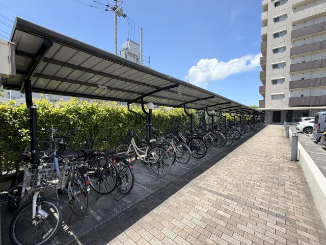 アルファスマート広のその他共用部分|サイクルポート付きの駐輪場です。