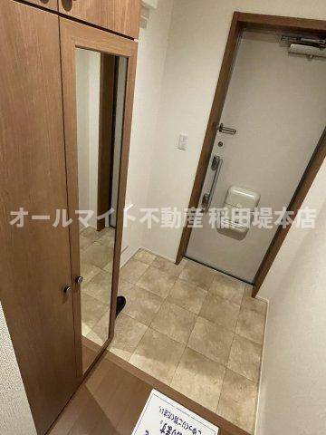 稲城市東長沼のアパートの玄関