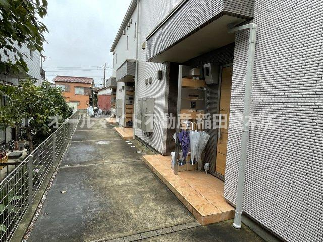 稲城市東長沼のアパートのエントランス