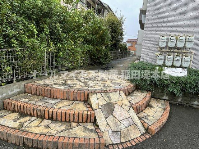稲城市東長沼のアパートのエントランス