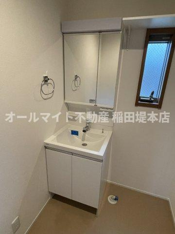 稲城市東長沼のアパートの洗面所
