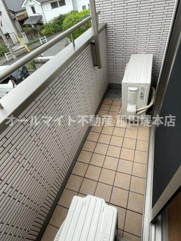 稲城市東長沼のアパートのバルコニー