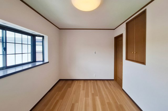 岸和田市極楽寺町1丁目の寝室|洋室1：約6帖のお部屋。バルコニーに面しており、主寝室としても使いやすい空間です。