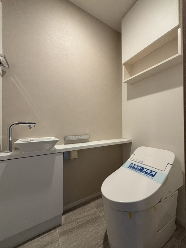 HARUMI FLAG PARK VILLAGE F棟のトイレ|落ち着いた色調のトイレです