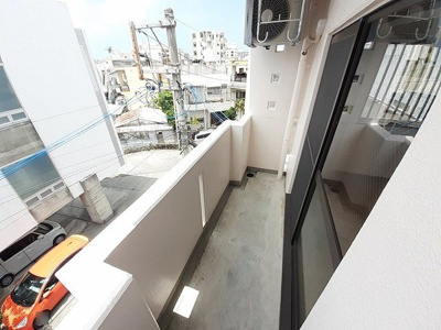 【バルコニー】 | サンヒルズ壺屋 | 暖かな日差しのふりそそぐバルコニー