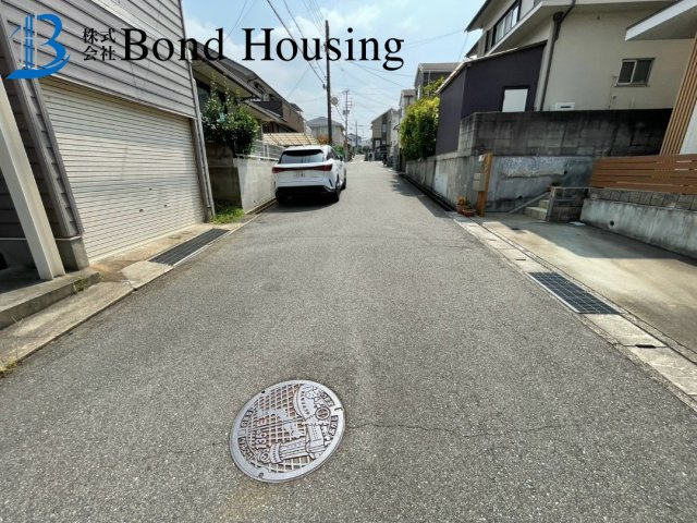 LDK21帖で開放感あり　松が丘1丁目　中古戸建の前面道路含む現地写真