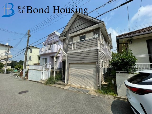 LDK21帖で開放感あり　松が丘1丁目　中古戸建の前面道路含む現地写真