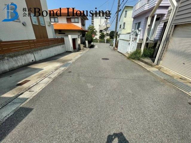 LDK21帖で開放感あり　松が丘1丁目　中古戸建の前面道路含む現地写真