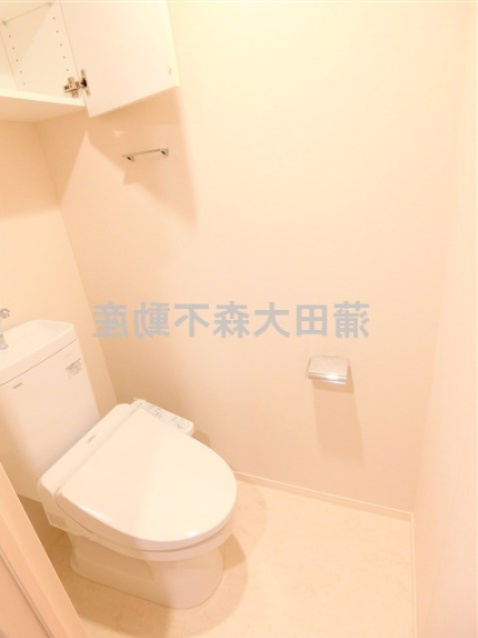 パークアクシス東蒲田のトイレ|棚収納と温水洗浄便座付きのトイレ