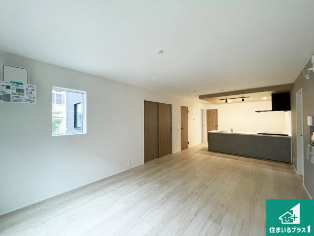 川西市大和東　第1期　新築一戸建ての居間・リビング|日当たり良好の明るいリビングで朝の目覚めもスッキリできそう！対面キッチンでご家族のコミュニケーションも自然と増える設計！小さなお子様が遊ぶスペースを作っても広々とくつろげるLDK！