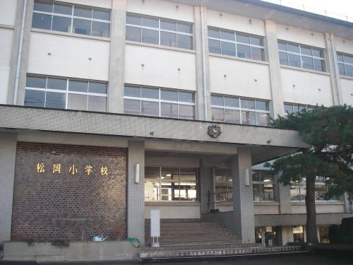 ライム　ブライト　Ｂの周辺|松岡小学校まで850m