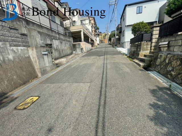 「60坪以上」「眺望良好」東朝霧丘　築50年の前面道路含む現地写真