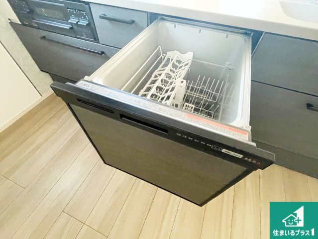■宝塚市山本野里　第1期　新築一戸建ての設備|食事後の一仕事、食器洗いをボタン一つでお任せできちゃいます！場所を取らないビルトイン式なので、お料理スペースもしっかり確保！