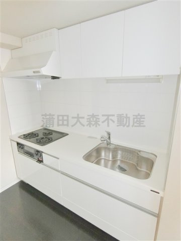 クロスレジデンス蒲田のキッチン|3口ガスコンログリル付きシステムキッチン