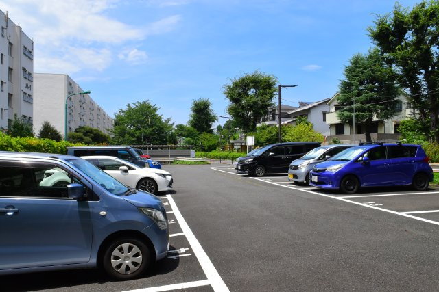 調布市染地３丁目の中古マンションの駐車場