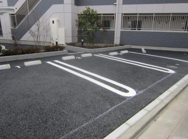稲城市矢野口の賃貸マンションの駐車場